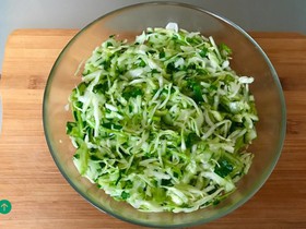 Салат из свежей капусты и огурцов - Фото