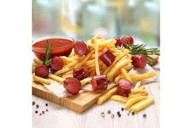 Картофель фри с колбасками, соус лечо - Фото