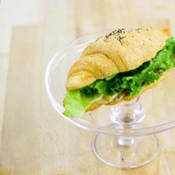 Сендвич-круассан с ветчиной и сыром Фото