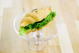 Сендвич-круассан с ветчиной и сыром - Фото