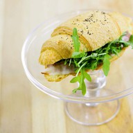 Сендвич-круассан с беконом Фото