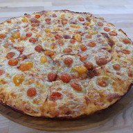Пицца с помидорами черри Фото