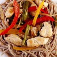 Соба с курицей в остро-сладком соусе Фото