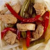 Удон с курицей в остро-сладком соусе Фото