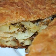 Пирог слоеный с картофелем и грибами Фото