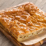 Пирог слоеный с курицей и картошкой Фото