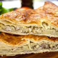 Пирог слоеный со свининой и картофелем Фото