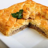 Пирог слоеный с фаршем свинина, говядина Фото