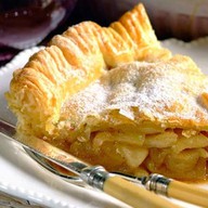 Пирог слоеный с яблоком и корицей Фото