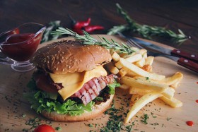Бургер с котлетой из говядины и фри - Фото