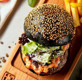 Черный бургер с котлетой из говядины - Фото