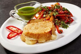 Жареный сулугуни с овощным салатом - Фото