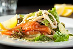 Салат с лососем и кальмаром - Фото
