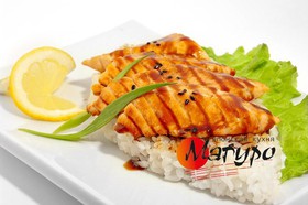 Жареный лосось с соусом от шеф-повара - Фото