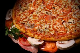 Пицца с мясом и грибами - Фото