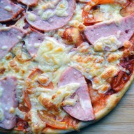 Пицца с ветчиной и томатами Фото