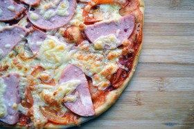 Пицца с ветчиной и томатами - Фото