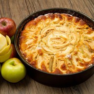 Пирог сдобный с яблоком и корицей Фото