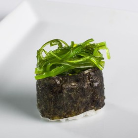 Гункан с чукка салатом и ореховым соусом - Фото