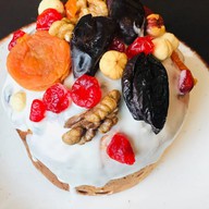 Кулич пасхальный с шоколадом и фруктами Фото