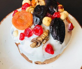 Кулич пасхальный с шоколадом и фруктами - Фото