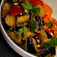 Салат с хрустящими баклажанами Фото