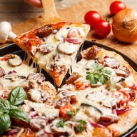 Пицца с мясными деликатесами Фото