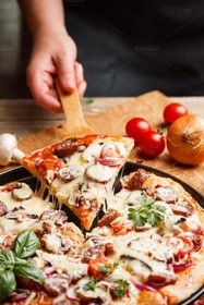 Пицца с мясными деликатесами - Фото