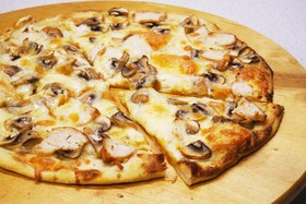 Пицца с курицей и грибами - Фото