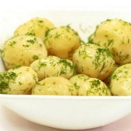 Картофель отварной с маслом и зеленью Фото