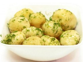 Картофель отварной с маслом и зеленью - Фото
