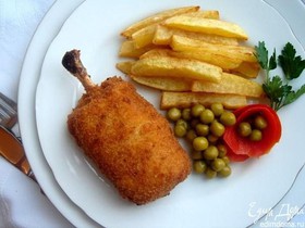 Котлета по-киевски с картофелем, овощами - Фото