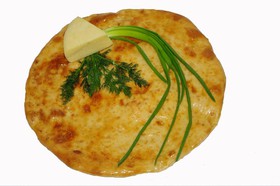Осетинский пирог с сыром и зеленым луком - Фото