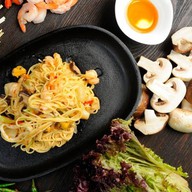 Вок лапша с морепродуктами Фото