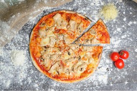 Пицца с ветчиной, курицей и грибами - Фото