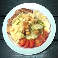 Цезарь салат с куриным филе Фото