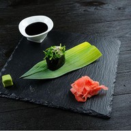 Гункан с чуккой и ореховым соусом Фото