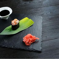 Гункан с креветкой Фото