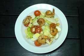 Цезарь салат с креветками - Фото