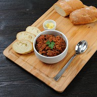 Каша гречневая с говядиной и соусом Фото