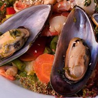 Салат теплый из морепродуктов Фото