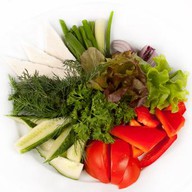 Свежие овощи с брынзой и зеленью Фото