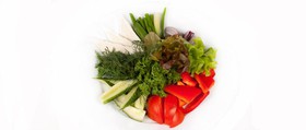 Свежие овощи с брынзой и зеленью - Фото