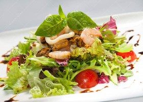Тёплый салат с морепродуктами - Фото