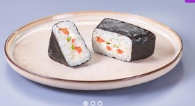 Онигири с беконом и томатом - Фото