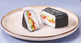 Онигири сочная креветка с авокадо - Фото