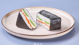 Онигири с лососем - Фото