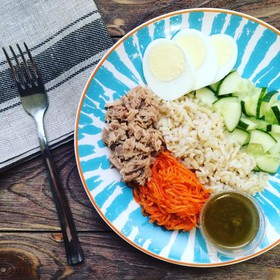 Фитнес салат с бурым рисом и тунцом - Фото