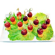 Канапе с сыром и виноградом Фото