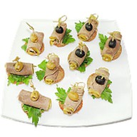 Канапе с языком и оливками Фото